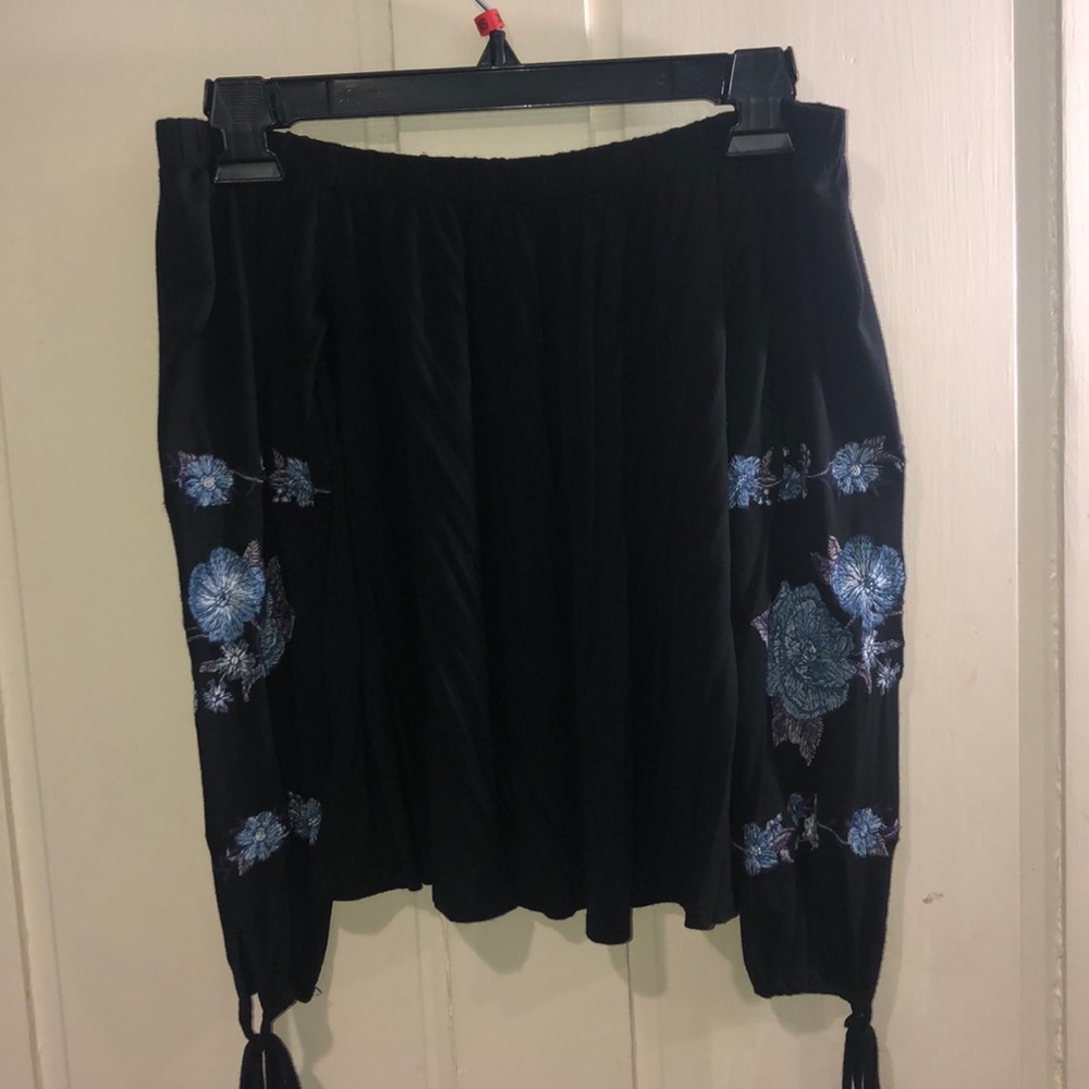 Flowy American Eagle off-the-shoulder top